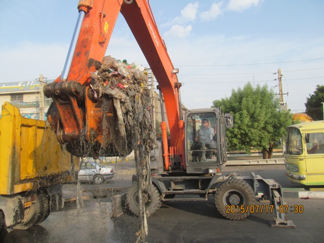 خداپرستی گفت : حوزه خدمات شهری با تلاش و کوشش شبانه روزی در خدمت شهروندان است.