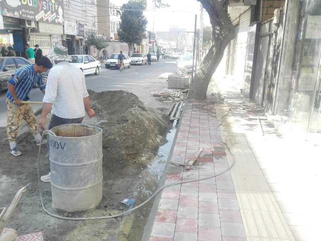 ادامه طرح ساماندهی کف پوش پیاده روهای معابر منطقه یک اسلامشهر